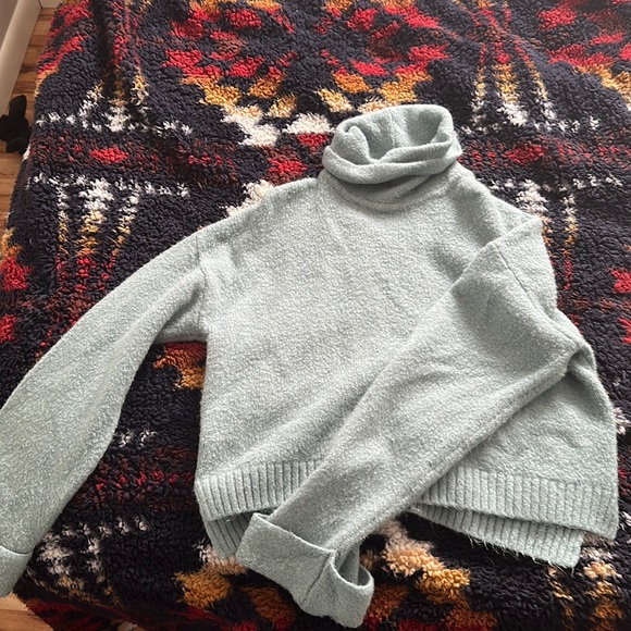 Turtleneck Cropped Sweater - Medium - Picture 1 of 1